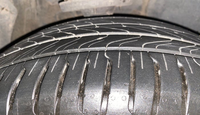 2022 MG ASTOR SAVVY 1.5 CVT S RED, Petrol, Automatic, 13,675 km, Right Front Tyre Tread