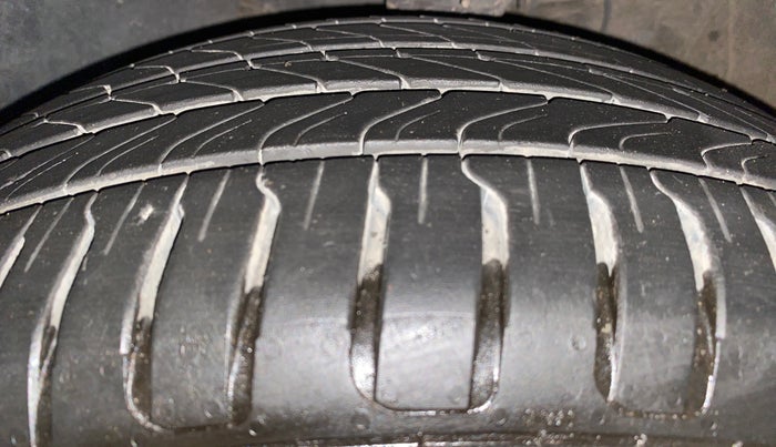 2022 MG ASTOR SAVVY 1.5 CVT S RED, Petrol, Automatic, 13,675 km, Left Front Tyre Tread