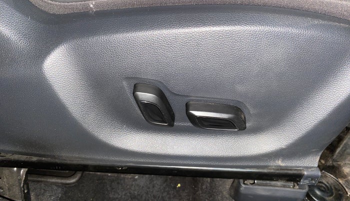 2022 MG ASTOR SAVVY 1.5 CVT S RED, Petrol, Automatic, 13,675 km, Driver Side Adjustment Panel