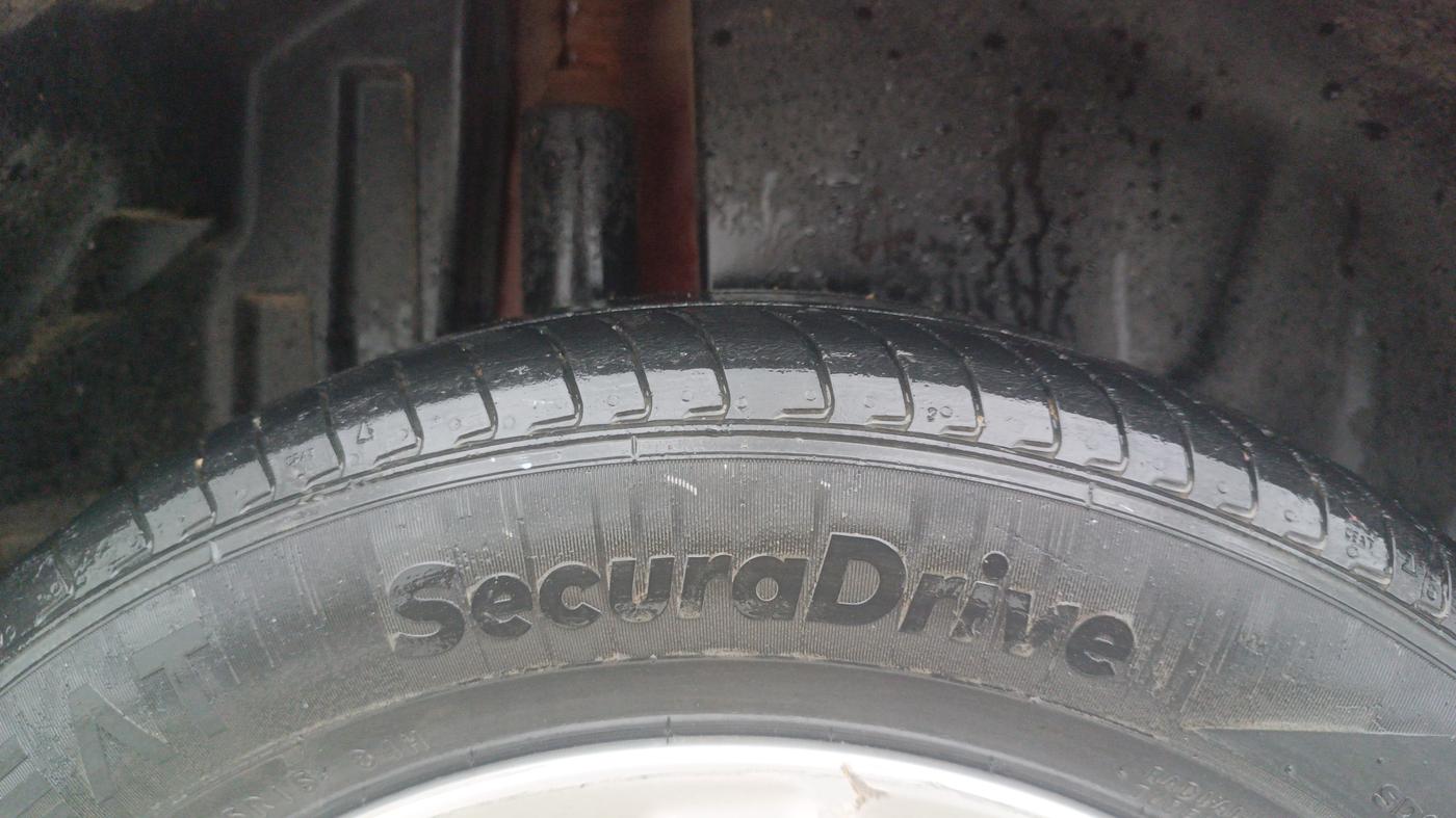 2016 Maruti Swift Dzire ZXI, Petrol, Manual, 57,081 km, Right Rear Tyre Tread