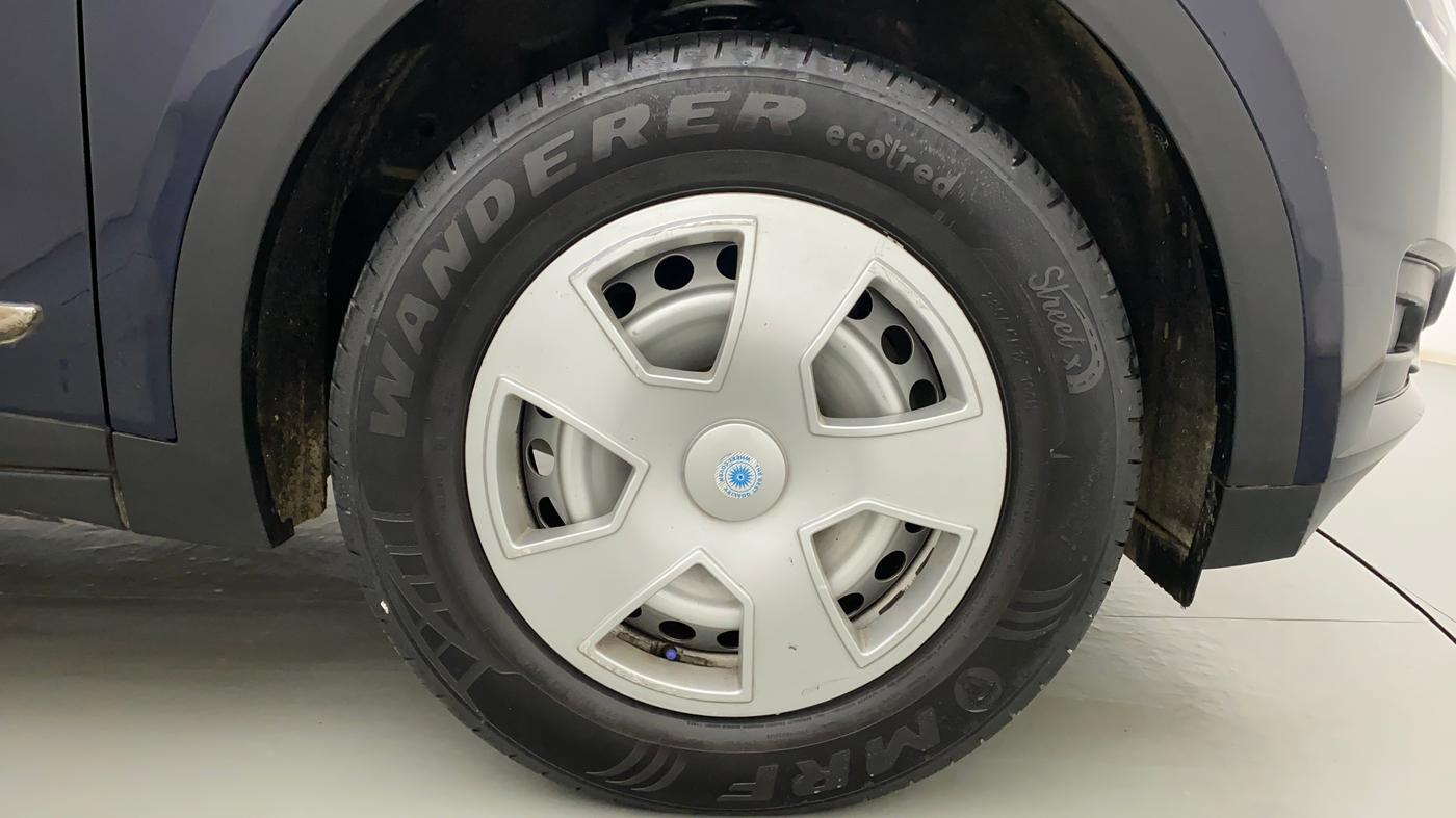 2022 Mahindra XUV700 MX P MT 5 STR, Petrol, Manual, 19,621 km, Right Front Wheel