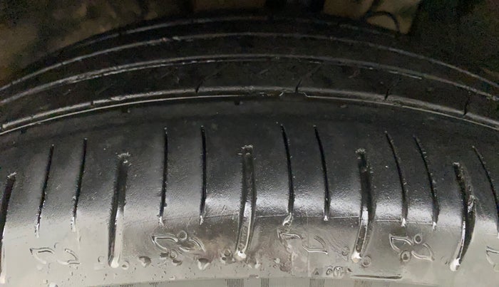 2022 Mahindra XUV700 MX P MT 5 STR, Petrol, Manual, 19,621 km, Left Front Tyre Tread