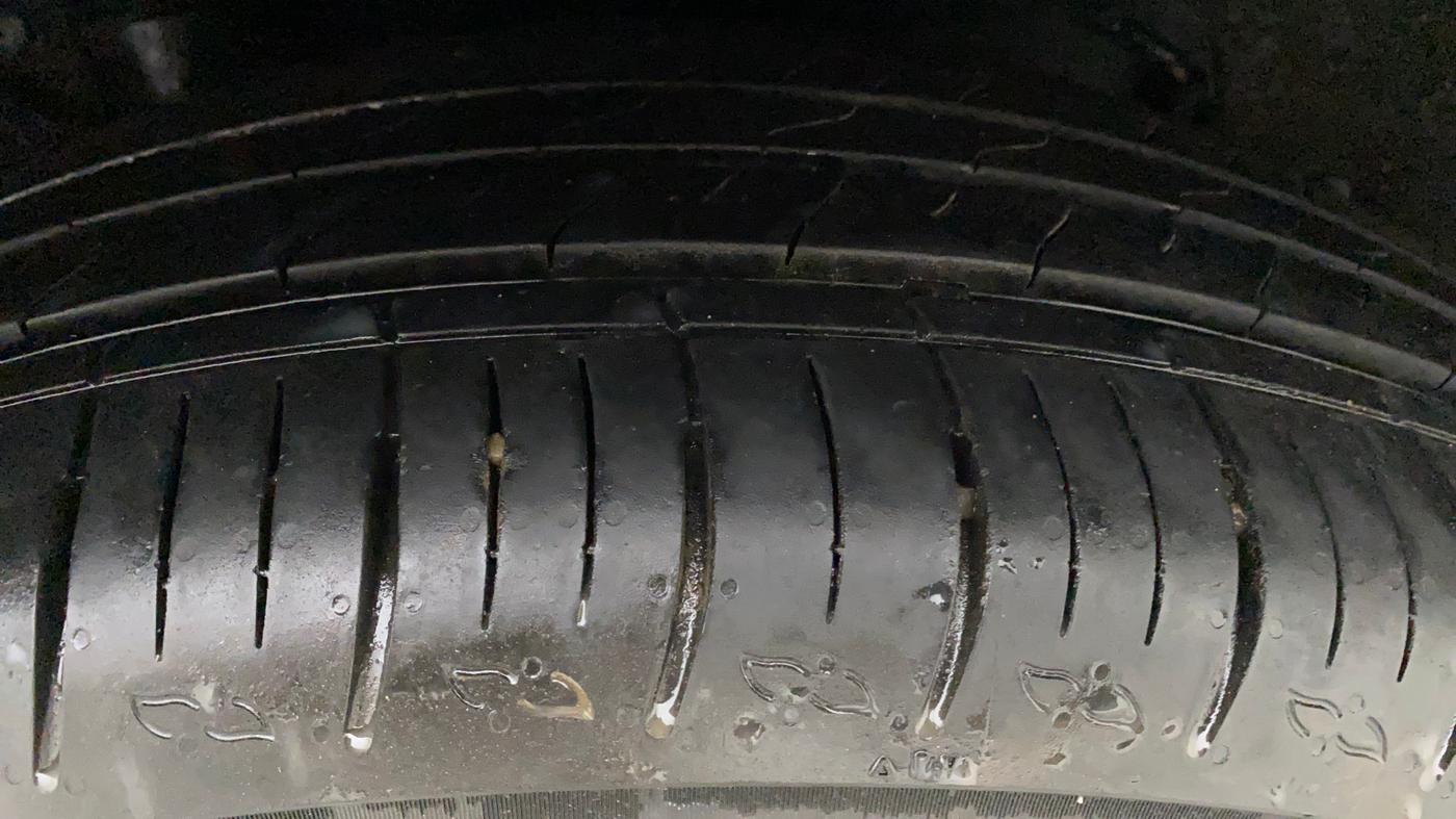 2022 Mahindra XUV700 MX P MT 5 STR, Petrol, Manual, 19,621 km, Right Rear Tyre Tread