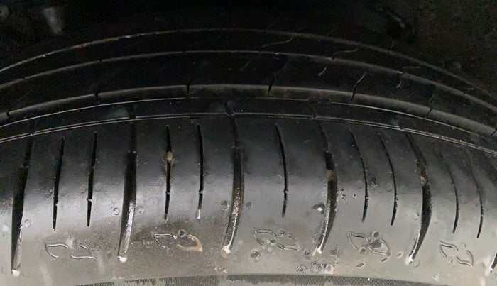 2022 Mahindra XUV700 MX P MT 5 STR, Petrol, Manual, 19,621 km, Right Rear Tyre Tread