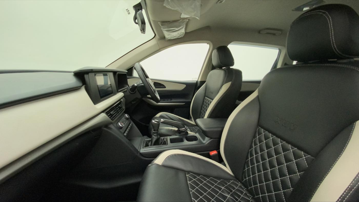 2022 Mahindra XUV700 MX P MT 5 STR, Petrol, Manual, 19,621 km, Right Side Front Door Cabin