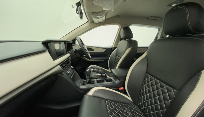 2022 Mahindra XUV700 MX P MT 5 STR, Petrol, Manual, 19,621 km, Right Side Front Door Cabin