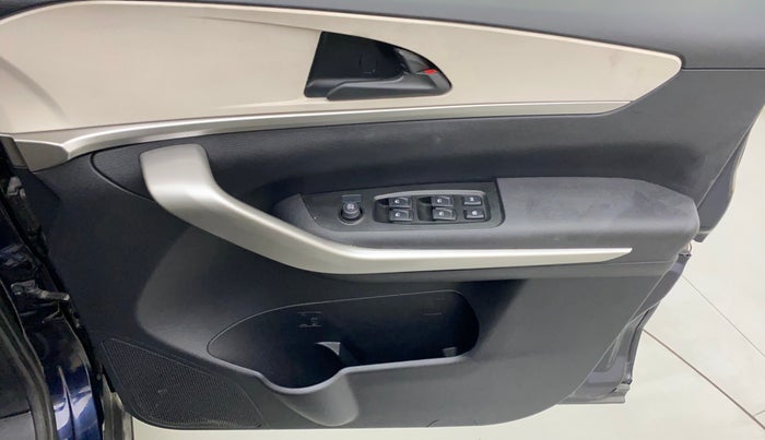 2022 Mahindra XUV700 MX P MT 5 STR, Petrol, Manual, 19,621 km, Driver Side Door Panels Control
