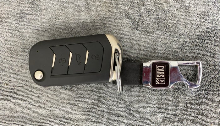 2022 Mahindra XUV700 MX P MT 5 STR, Petrol, Manual, 19,621 km, Key Close Up