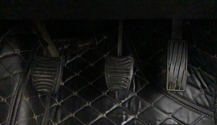 2022 Mahindra XUV700 MX P MT 5 STR, Petrol, Manual, 19,621 km, Pedals