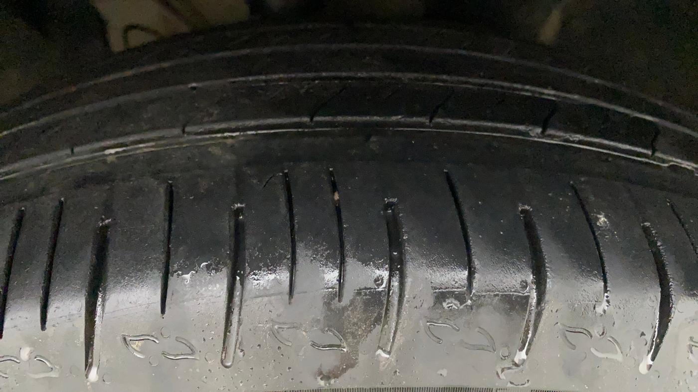 2022 Mahindra XUV700 MX P MT 5 STR, Petrol, Manual, 19,621 km, Right Front Tyre Tread