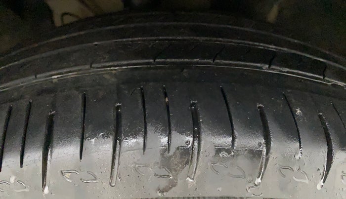 2022 Mahindra XUV700 MX P MT 5 STR, Petrol, Manual, 19,621 km, Right Front Tyre Tread