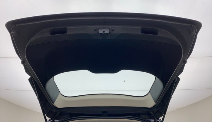 2022 Mahindra XUV700 MX P MT 5 STR, Petrol, Manual, 19,621 km, Boot Door Open