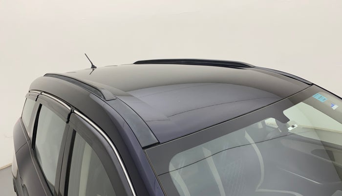 2022 Mahindra XUV700 MX P MT 5 STR, Petrol, Manual, 19,621 km, Roof