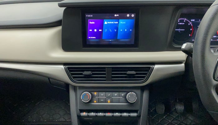 2022 Mahindra XUV700 MX P MT 5 STR, Petrol, Manual, 19,621 km, Air Conditioner