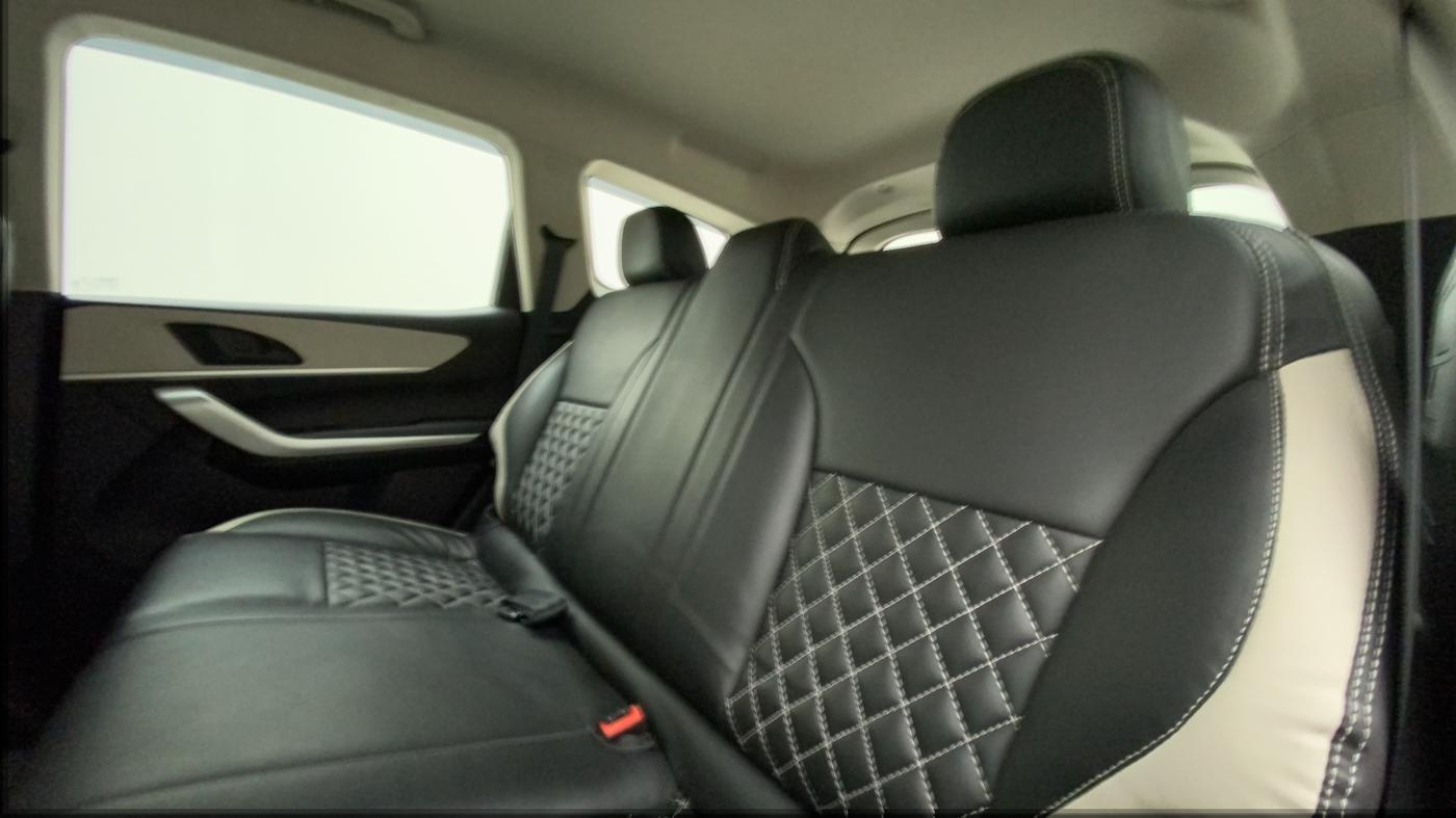 2022 Mahindra XUV700 MX P MT 5 STR, Petrol, Manual, 19,621 km, Right Side Rear Door Cabin