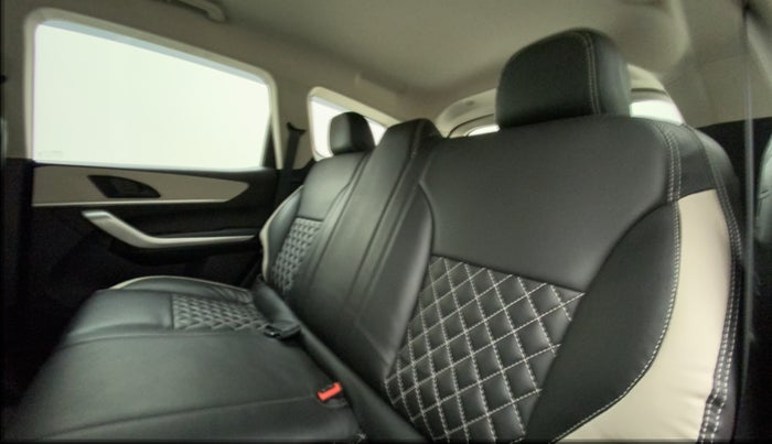 2022 Mahindra XUV700 MX P MT 5 STR, Petrol, Manual, 19,621 km, Right Side Rear Door Cabin