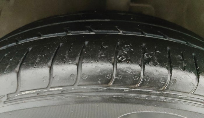 2015 Maruti Celerio VXI, CNG, Manual, 68,757 km, Left Front Tyre Tread