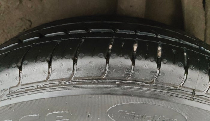 2015 Maruti Celerio VXI, CNG, Manual, 68,757 km, Left Rear Tyre Tread