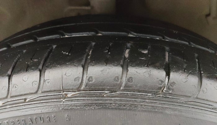 2015 Maruti Celerio VXI, CNG, Manual, 68,757 km, Right Front Tyre Tread