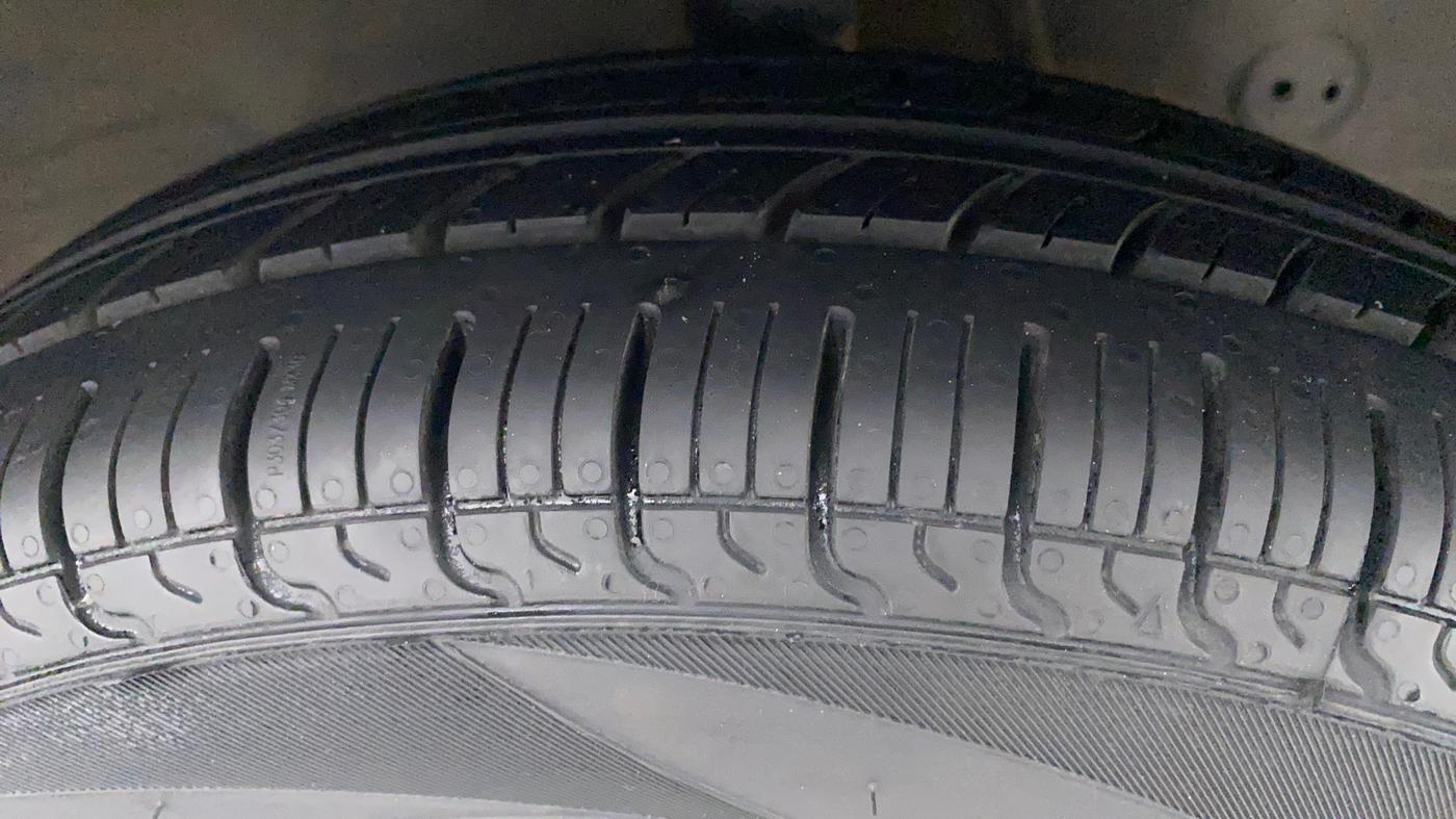2014 Hyundai Eon ERA +, Petrol, Manual, 85,668 km, Right Front Tyre Tread