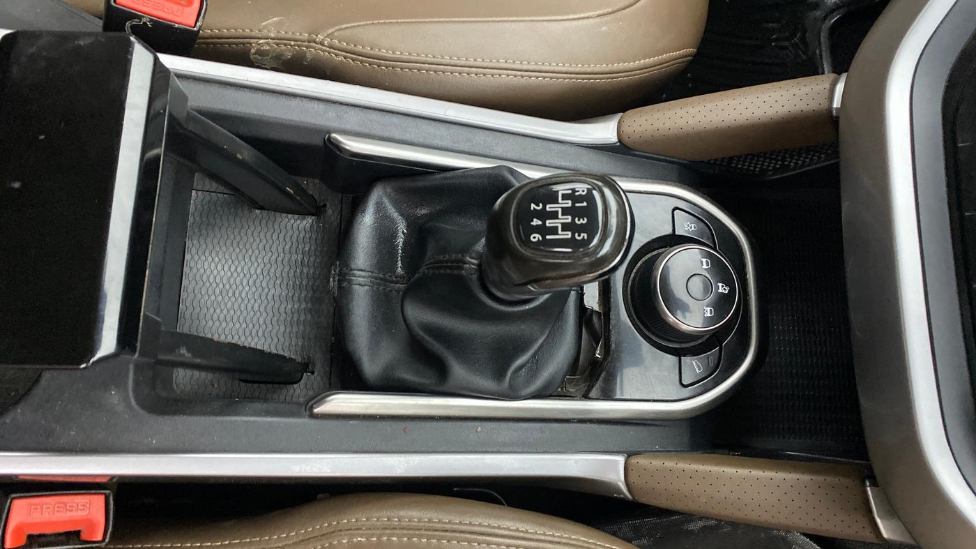 2022 Tata Harrier XZ PLUS 2.0L, Diesel, Manual, 74,346 km, Gear Lever