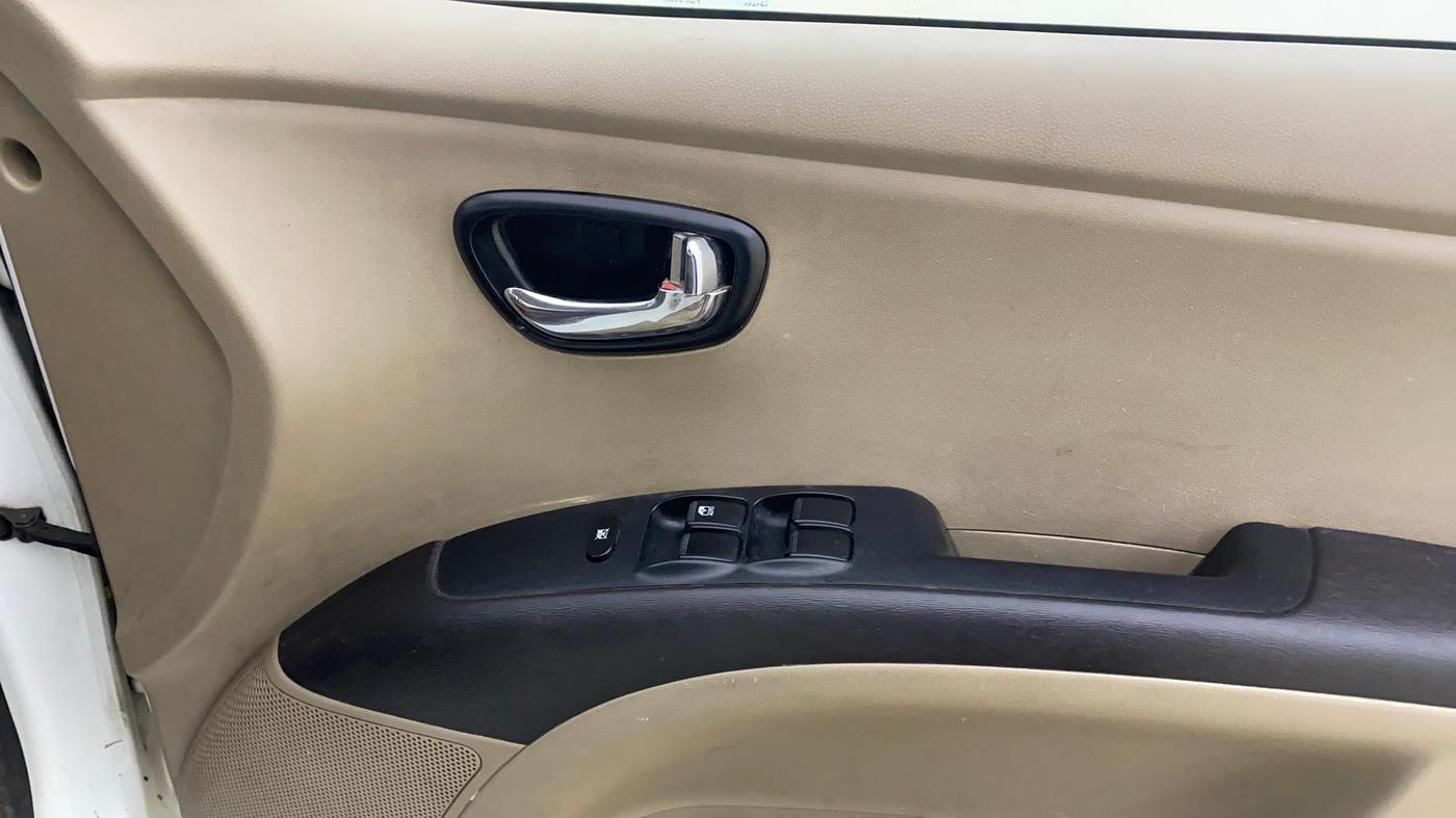 2013 Hyundai i10 MAGNA 1.1, CNG, Manual, 65,764 km, Driver Side Door Panels Control