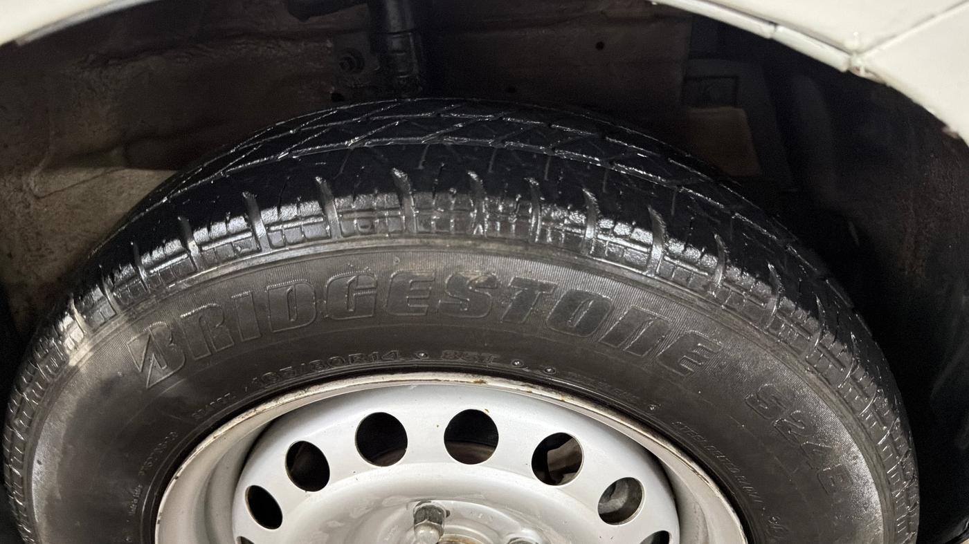 2015 Maruti Swift LXI (O), Petrol, Manual, 67,371 km, Right Front Tyre Tread