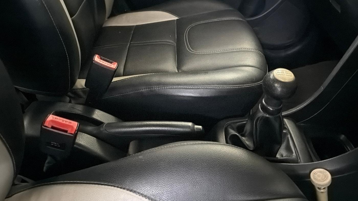 2015 Maruti Swift LXI (O), Petrol, Manual, 67,371 km, Gear Lever