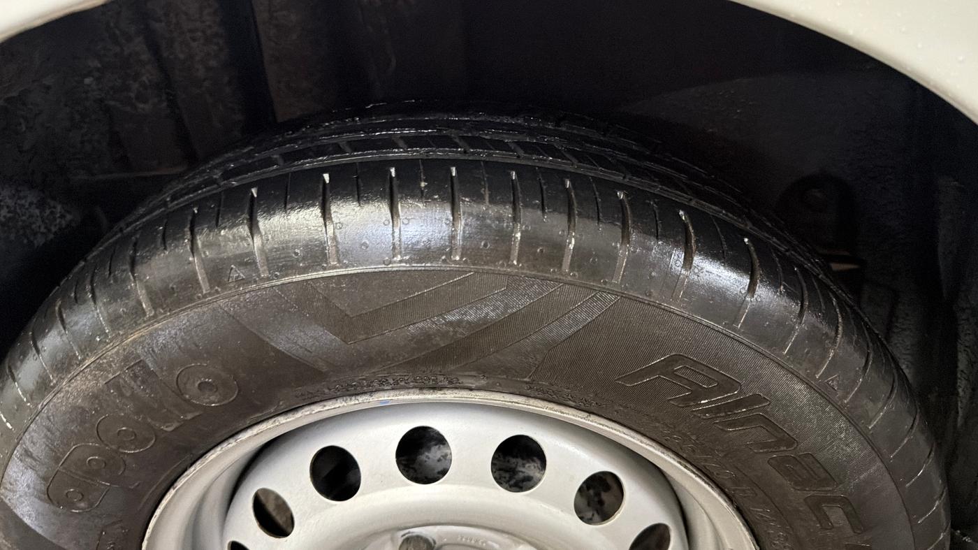 2015 Maruti Swift LXI (O), Petrol, Manual, 67,371 km, Right Rear Tyre Tread