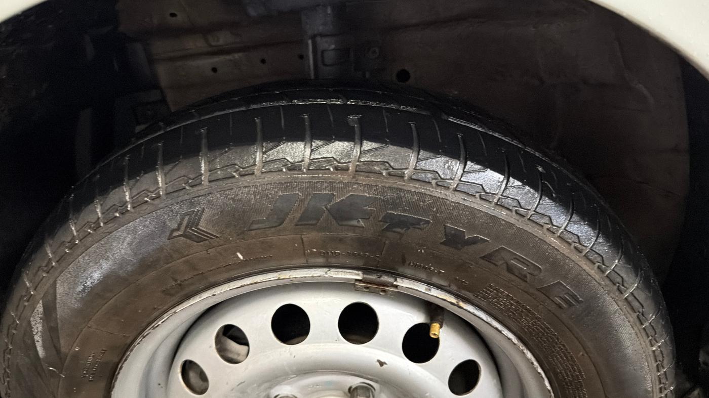 2015 Maruti Swift LXI (O), Petrol, Manual, 67,371 km, Left Front Tyre Tread