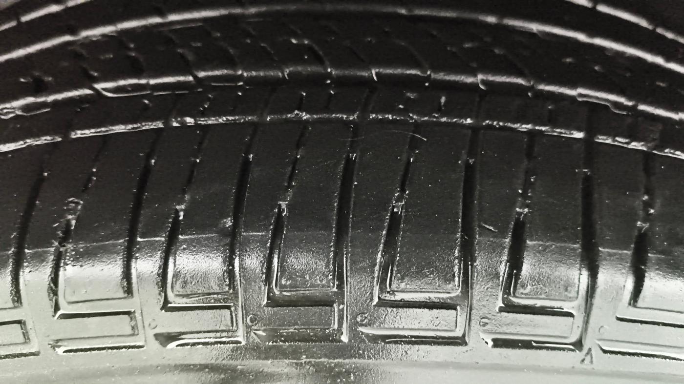 2019 Mahindra ALTURAS G4 4WD AT, Diesel, Automatic, 1,02,576 km, Left Front Tyre Tread