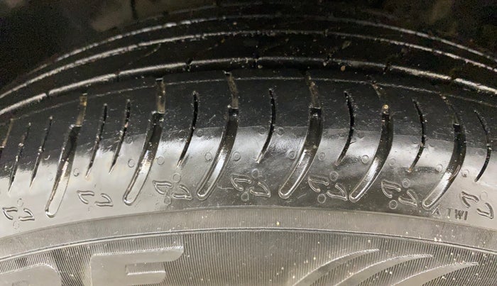 2015 Hyundai Elite i20 ASTA 1.2, Petrol, Manual, 1,09,732 km, Left Front Tyre Tread