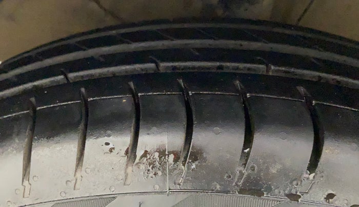 2019 Maruti Swift LXI, Petrol, Manual, 74,150 km, Left Front Tyre Tread