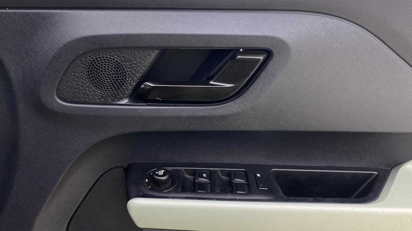 2022 Tata PUNCH ACCOMPLISHED MT, Petrol, Manual, 72,131 km, Driver Side Door Panels Control