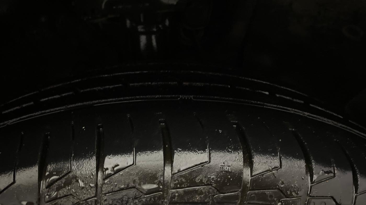 2020 Hyundai VENUE SX PLUS 1.0 TURBO DCT, Petrol, Automatic, 1,46,088 km, Right Front Tyre Tread