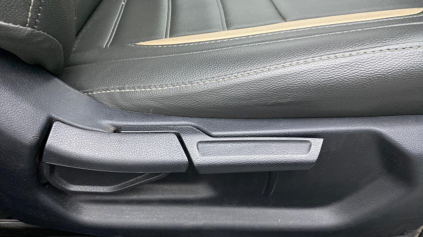 2022 Hyundai VENUE S+ 1.2, Petrol, Manual, 20,228 km, Driver Side Adjustment Panel