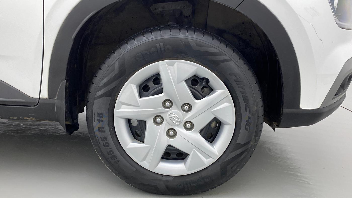 2022 Hyundai VENUE S+ 1.2, Petrol, Manual, 20,228 km, Right Front Wheel