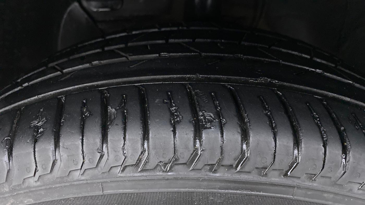 2021 Hyundai NEW I20 SPORTZ 1.5 MT, Diesel, Manual, 13,798 km, Left Front Tyre Tread