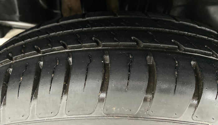2021 Maruti Swift VXI D, Petrol, Manual, 8,078 km, Right Rear Tyre Tread