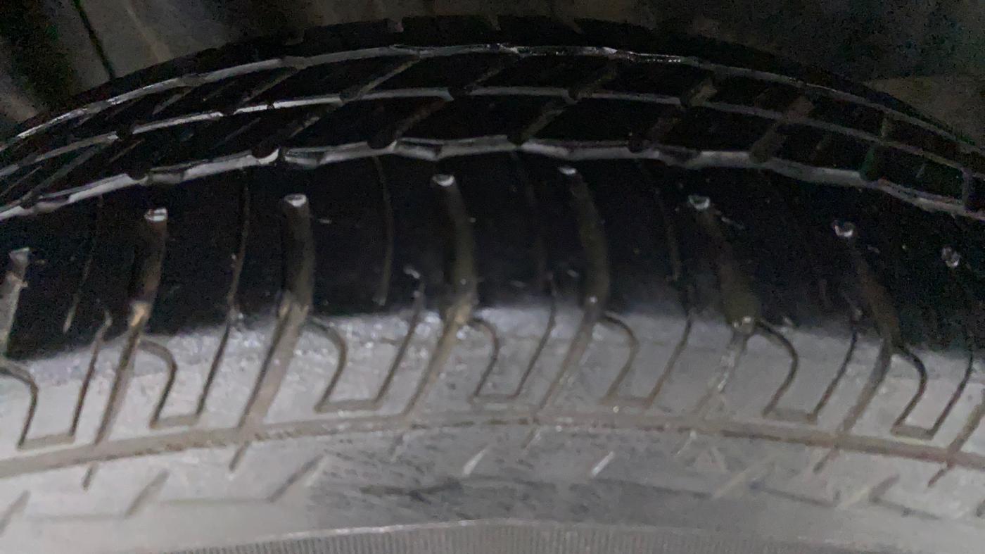 2020 Maruti Swift VXI D, Petrol, Manual, 23,935 km, Right Front Tyre Tread