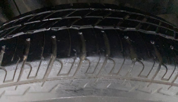 2020 Maruti Swift VXI D, Petrol, Manual, 23,935 km, Right Front Tyre Tread