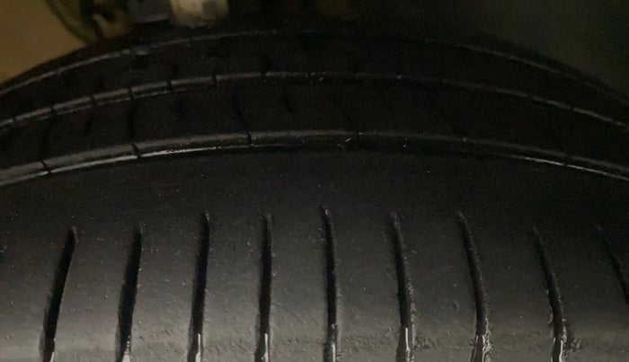 2017 Volkswagen Polo HIGHLINE1.2L, Petrol, Manual, 66,810 km, Right Front Tyre Tread