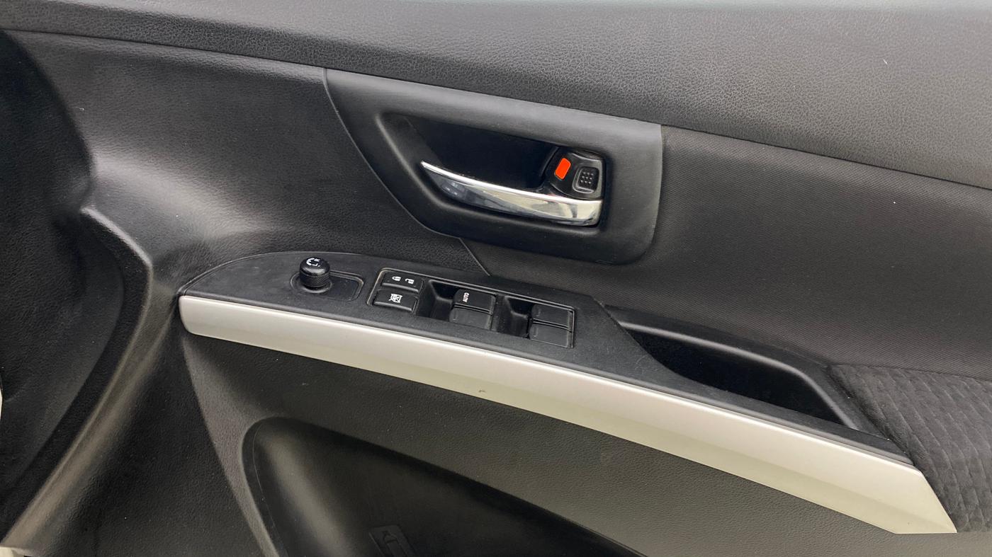 2017 Maruti S Cross DELTA 1.3, Diesel, Manual, 49,738 km, Driver Side Door Panels Control
