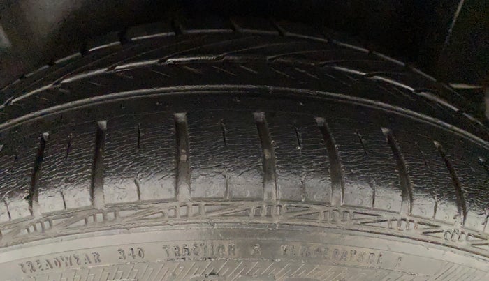 2012 Volkswagen Vento HIGHLINE 1.6 MPI, Petrol, Manual, 27,273 km, Left Rear Tyre Tread