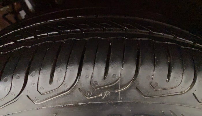 2012 Volkswagen Vento HIGHLINE 1.6 MPI, Petrol, Manual, 27,273 km, Left Front Tyre Tread