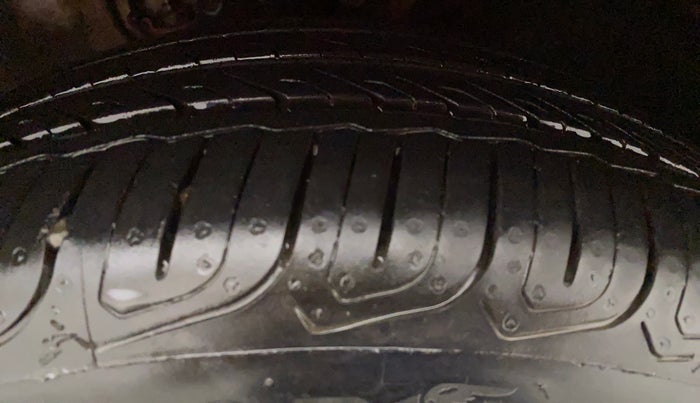 2012 Volkswagen Vento HIGHLINE 1.6 MPI, Petrol, Manual, 27,273 km, Right Front Tyre Tread