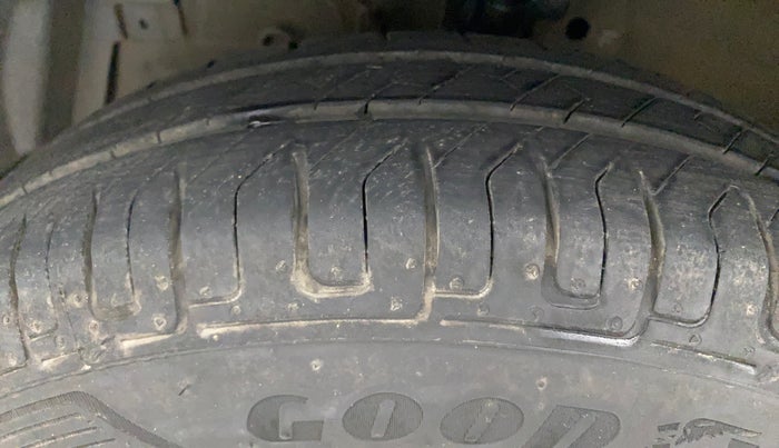 2016 Maruti Swift VXI O, Petrol, Manual, 61,213 km, Left Front Tyre Tread