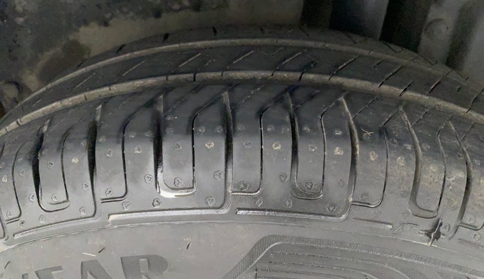2016 Maruti Swift VXI O, Petrol, Manual, 61,213 km, Left Rear Tyre Tread