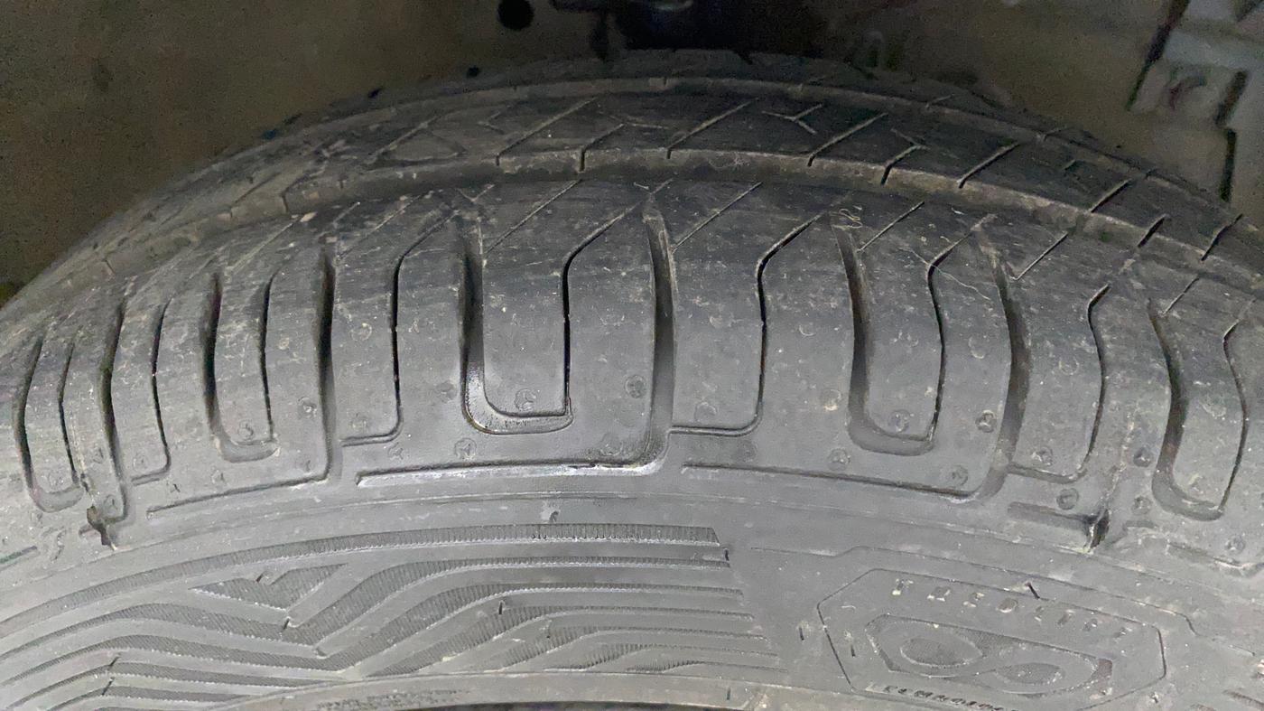 2016 Maruti Swift VXI O, Petrol, Manual, 61,213 km, Right Front Tyre Tread