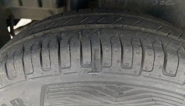 2016 Maruti Swift VXI O, Petrol, Manual, 61,213 km, Right Rear Tyre Tread